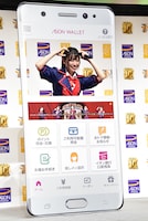 アルパカのポーズを決める荒井優希。