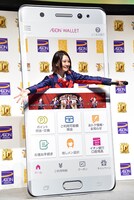 両手を広げてフォトプロップスから飛び出す古畑奈和。