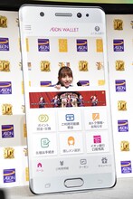 フォトプロップスにあごを乗せる大場美奈。