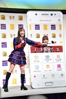 手に大場美奈（右）のあごを乗せる須田亜香里（左）。
