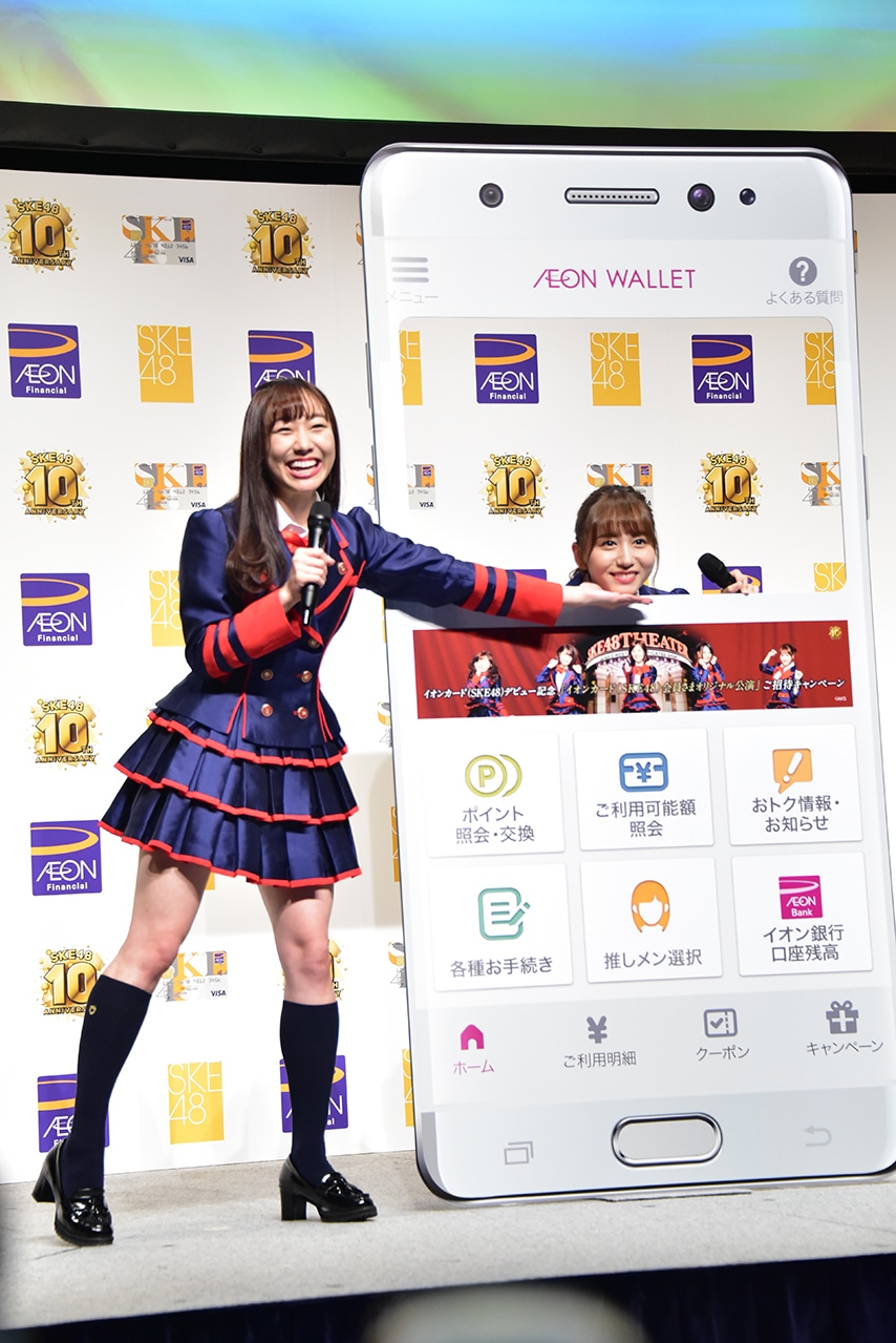 手に大場美奈（右）のあごを乗せる須田亜香里（左）。