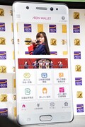 セクシーポーズを決める須田亜香里。