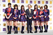 左から荒井優希、惣田紗莉渚、須田亜香里、イオンフィナンシャルサービス株式会社の河原健次社長、松井珠理奈、大場美奈、古畑奈和。