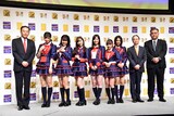 左からイオンクレジットサービス株式会社の齋藤達也社長、荒井優希、惣田紗莉渚、須田亜香里、松井珠理奈、大場美奈、古畑奈和、イオンフィナンシャルサービス株式会社の河原健次社長、株式会社イオン銀行の新井直弘社長。