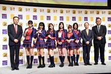 左からイオンクレジットサービス株式会社の齋藤達也社長、荒井優希、惣田紗莉渚、須田亜香里、松井珠理奈、大場美奈、古畑奈和、イオンフィナンシャルサービス株式会社の河原健次社長、株式会社イオン銀行の新井直弘社長。