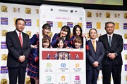 フォトプロップスから顔を出すSKE48メンバーと、イオンクレジットサービス株式会社の齋藤達也社長、イオンフィナンシャルサービス株式会社の河原健次社長、株式会社イオン銀行の新井直弘社長。