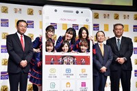 フォトプロップスから顔を出すSKE48メンバーと、イオンクレジットサービス株式会社の齋藤達也社長、イオンフィナンシャルサービス株式会社の河原健次社長、株式会社イオン銀行の新井直弘社長。