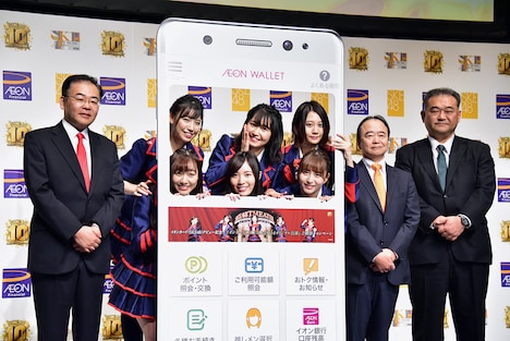 フォトプロップスから顔を出すSKE48メンバーと、イオンクレジットサービス株式会社の齋藤達也社長、イオンフィナンシャルサービス株式会社の河原健次社長、株式会社イオン銀行の新井直弘社長。