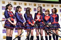 囲み取材に応じるSKE48メンバー。