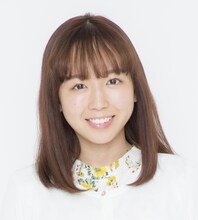 鮎原瞳を演じる勝田里奈（アンジュルム）。