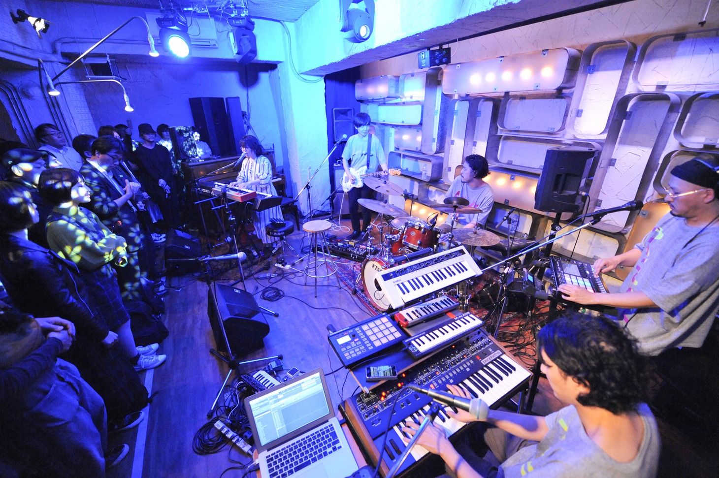 中村佳穂 「AINOU」リリースライブの様子。（撮影：森建二）