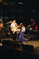 長岡亮介（ペトロールズ）とReiのギターバトルの様子。（撮影：信岡麻美）