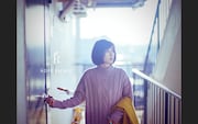 松岡茉優「どんなときも。」MVのワンシーン。