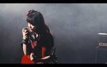 ロッカジャポニカ「MUGEN」ミュージックビデオのワンシーン。