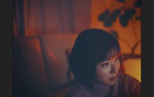 松岡茉優「どんなときも。」MVのワンシーン。