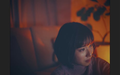 松岡茉優「どんなときも。」MVのワンシーン。