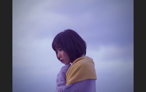 松岡茉優「どんなときも。」MVのワンシーン。