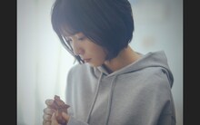 松岡茉優「どんなときも。」MVのワンシーン。