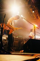 左から長岡亮介（ペトロールズ）、Rei。（撮影：信岡麻美）