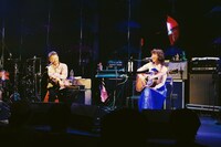 左から長岡亮介（ペトロールズ）、Rei。（撮影：信岡麻美）