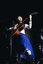 「Rainy Monday Blues」を弾くRei。（撮影：信岡麻美）