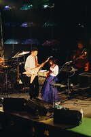 長岡亮介（ペトロールズ）とReiのギターバトルの様子。（撮影：信岡麻美）