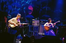 左から長岡亮介（ペトロールズ）、Rei。（撮影：信岡麻美）