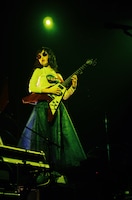 「New Days」を披露するRei。（撮影：信岡麻美）