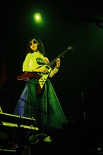 「New Days」を披露するRei。（撮影：信岡麻美）