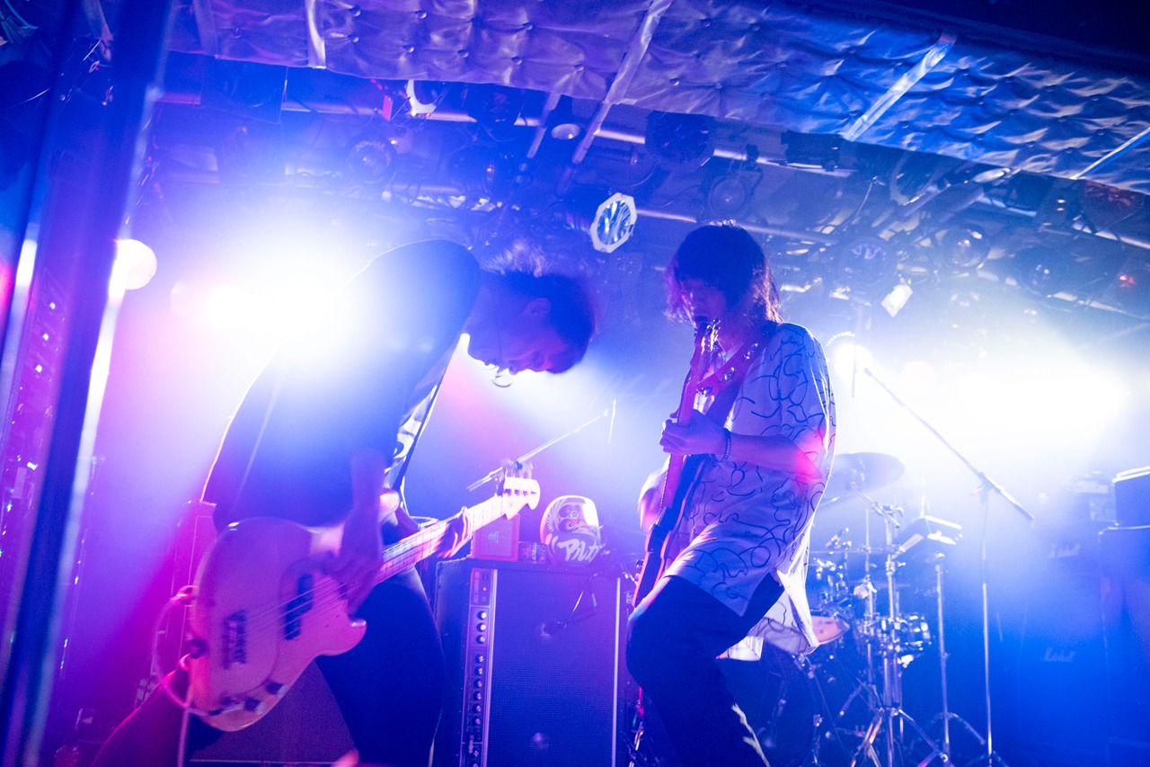 左から下上貴弘（B / アルカラ）、稲村太佑（Vo, G / アルカラ）。
