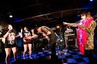 ベッド・インに熱いモーションをぶっかける疋田武史（Dr / アルカラ）。