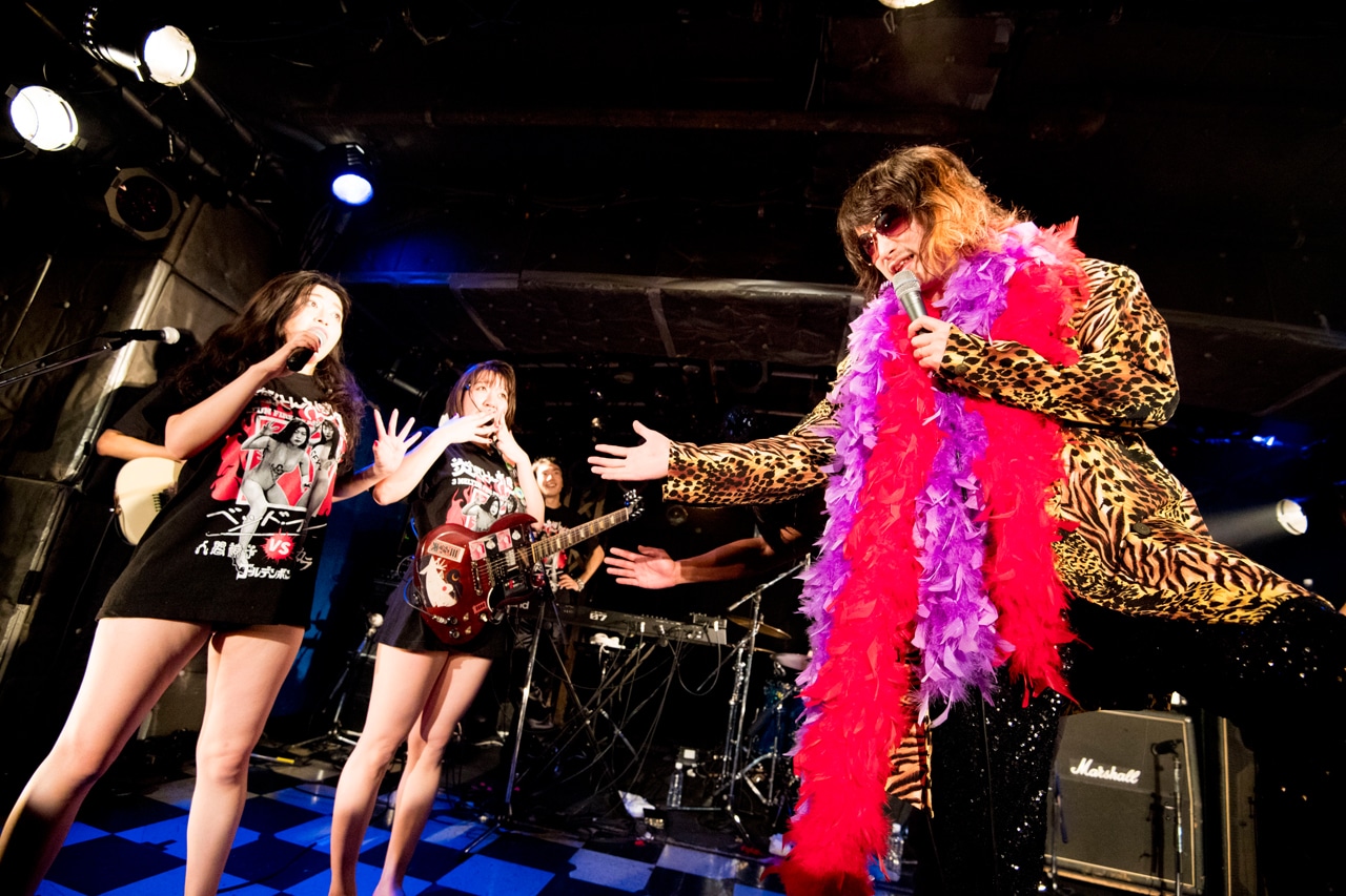 ベッド・インに熱いモーションをぶっかける稲村太佑（Vo, G / アルカラ）。