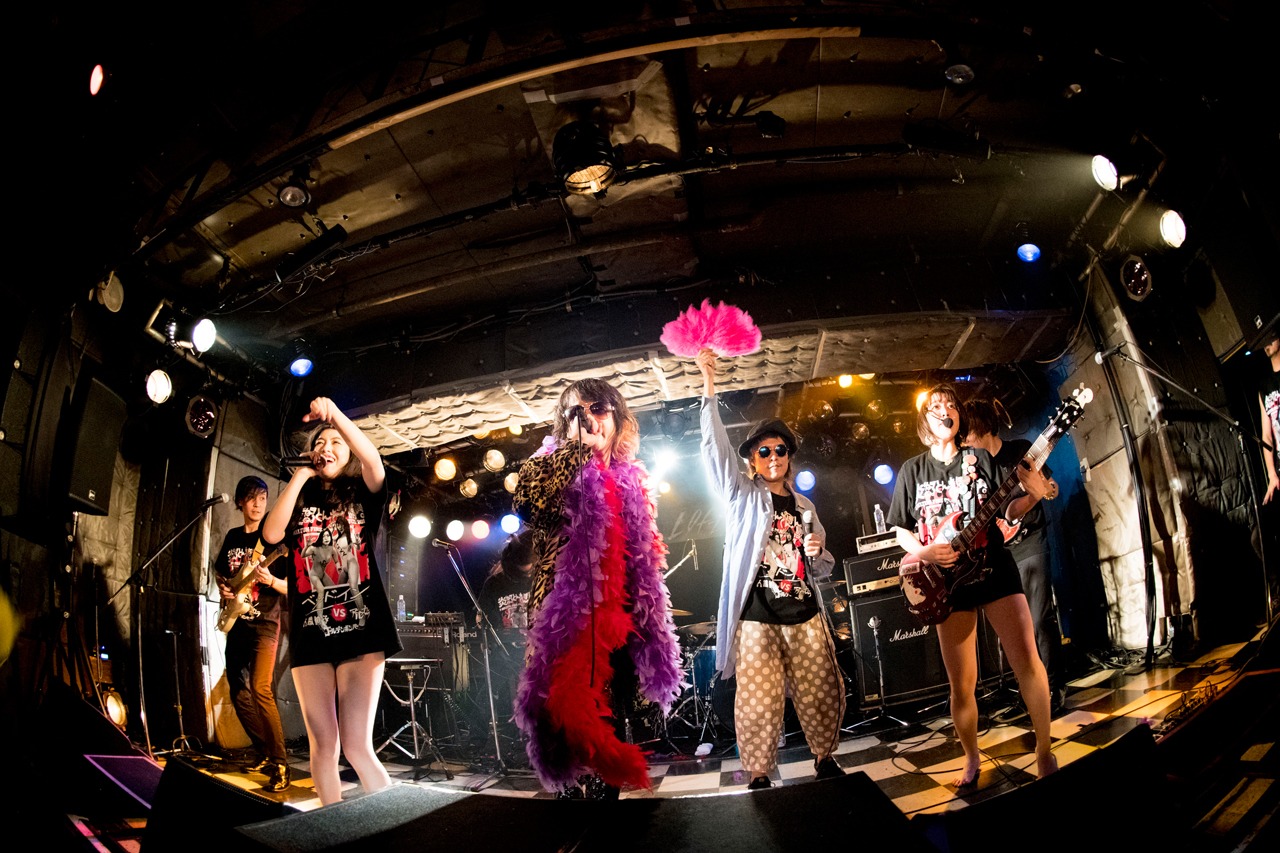 ベッド・インとアルカラのコラボライブの様子。