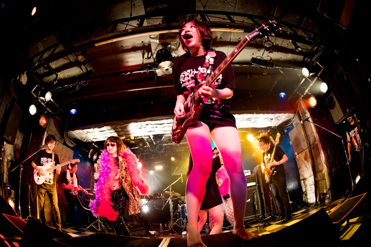 ベッド・インとアルカラのコラボライブの様子。
