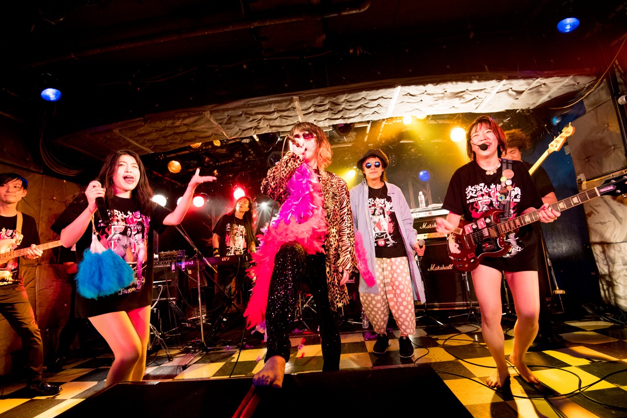 ベッド・インとアルカラのコラボライブの様子。