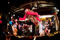 ベッド・インとアルカラのコラボライブの様子。