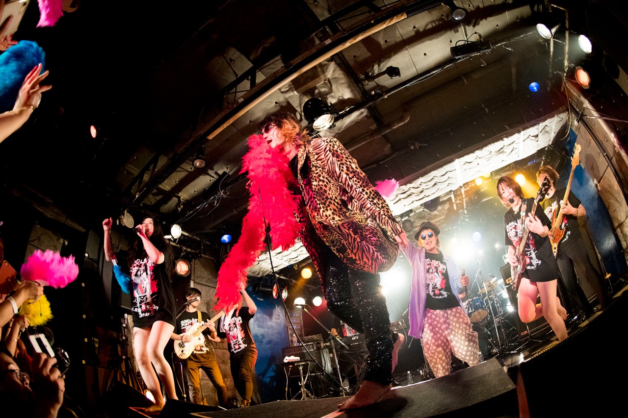 ベッド・インとアルカラのコラボライブの様子。