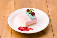「Love Collection 2 Cafe」コラボメニュー「pink＆mintレアチーズケーキ」。