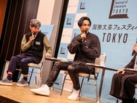 左から司会の幅允孝と橘ケンチ。