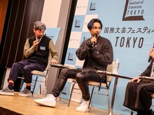 左から司会の幅允孝と橘ケンチ。