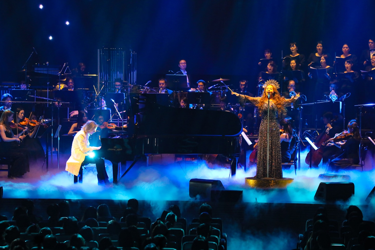 「YOSHIKI CLASSICAL 2018 ～紫に染まった夜～ YOSHIKI with Philharmonic Orchestra」サラ・ブライトマン出演時の様子。