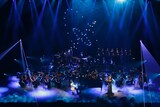 「YOSHIKI CLASSICAL 2018 ～紫に染まった夜～ YOSHIKI with Philharmonic Orchestra」サラ・ブライトマン出演時の様子。