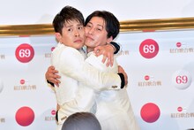 喜びのポーズを決める純烈のメンバー。