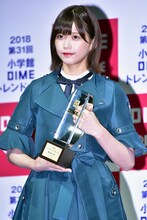 トロフィーを持つ渡邉理佐。