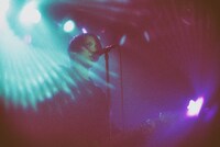 小林祐介（Vo, G）（Photo by Atsuki Umeda）