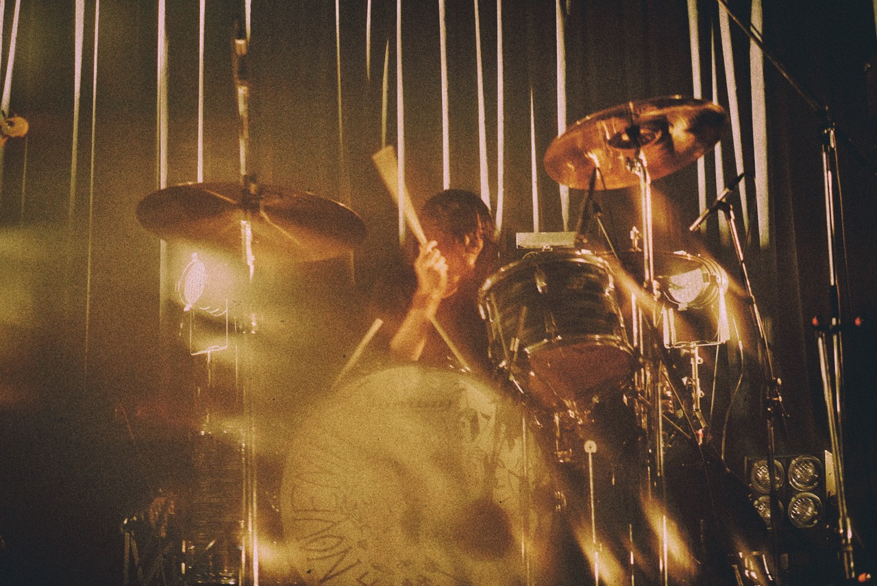 吉木諒祐（Dr）（Photo by Atsuki Umeda）
