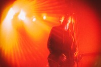 小林祐介（Vo, G）（Photo by Atsuki Umeda）