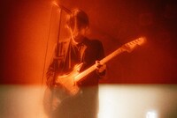 小林祐介（Vo, G）（Photo by Atsuki Umeda）