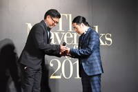 トロフィーを受け取る又吉直樹（ピース）。