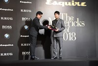 クリュッグを受け取る杉江理。